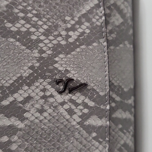 Vera Wang Gray Snakeskin Crossbody Bag - Picture 2 of 5